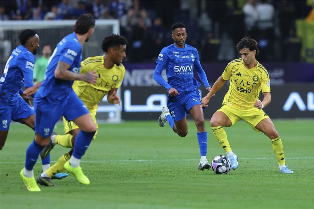 ترتيب الدوري السعودي بعد ديربي الرياض: الهلال يتفوق على النصر بثلاثية ويعزز صدارته بفارق أكبر.