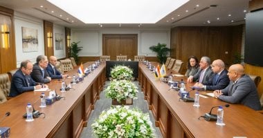 رئيس الهيئة الاقتصادية لقناة السويس يستعرض مع سفير هولندا آفاق التعاون في مجال الطاقة المتجددة