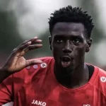 عملاق مصري يراقب هداف سيسكا 1948 مامادو ديالو