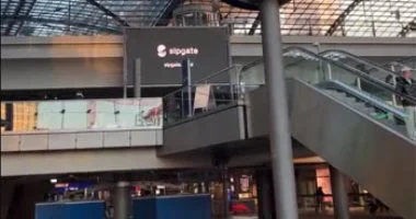 "محطة قطارات برلين: تحفة معمارية من تصميم المهندس هاني عازر تستقبل 1200 قطار يومياً"