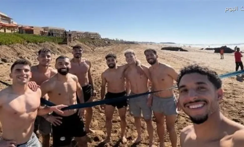 محمد صلاح وزملاؤه يستمتعون بنزهة على الشاطئ قبل مباراة السنغال المرتقبة