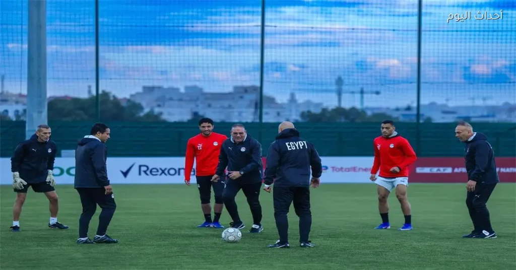 منتخب مصر يمارس تمارين ركلات الجزاء تحت الأمطار استعدادًا لملاقاة السنغال