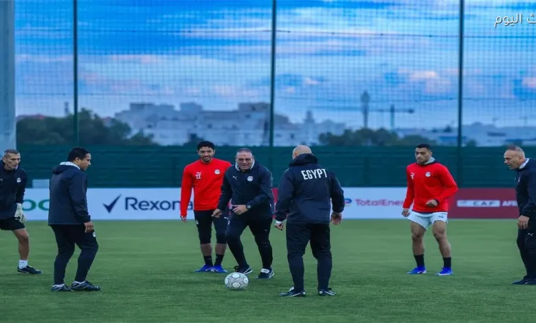 منتخب مصر يمارس تمارين ركلات الجزاء تحت الأمطار استعدادًا لملاقاة السنغال