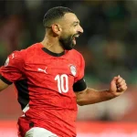نجم ليفربول يُبرز تأثير محمد صلاح ويشيد بفائدته للفريق
