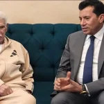 وزير الشباب والرياضة يلتقي بالكابتن حسن شحاتة للاطمئنان على صحته