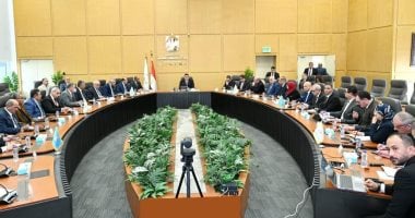 اجتماع وزير الإسكان مع رؤساء ومسؤولي الجهات التابعة للوزارة لمراجعة وتحديث ملفات العمل