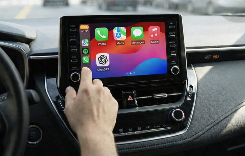 ChatGPT يتاح على CarPlay مع تفاعل صوتي مباشر من شاشة السيارة