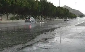 أمطار رعدية غزيرة ورياح مثيرة للأتربة تعصف بمناطق واسعة