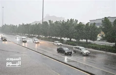 أمطار متفاوتة تضرب مناطق المملكة وتوقعات بتأثيرات مختلفة