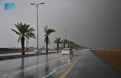 أمطار متوسطة تضرب رفحاء مع استمرار فرص الهطول