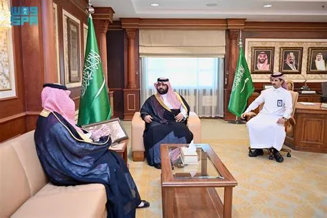 أمير منطقة الجوف يكرم الرئيس التنفيذي لتجمع الجوف الصحي بمناسبة تمديد فترة تكليفه