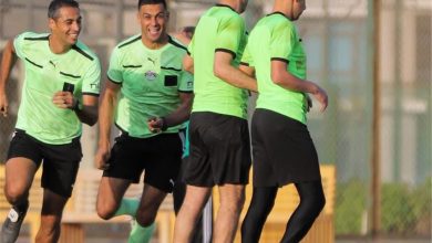 أوسكار رويز يمنح الشارة الدولية لعدد من الحكام البارزين، أبرزهم أمين عمر ومحمد معروف