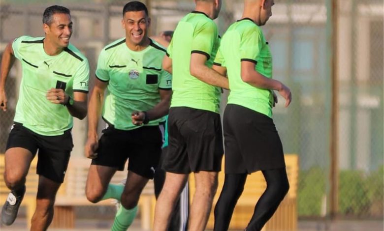 أوسكار رويز يمنح الشارة الدولية لعدد من الحكام البارزين، أبرزهم أمين عمر ومحمد معروف