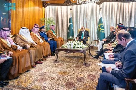 القيادة تهنئ رئيس باكستان بمناسبة اليوم الوطني وتتطلع إلى مزيد من التقدم والازدهار