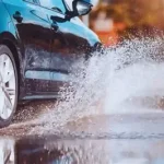 المرور السعودي يحذر من مخاطر الأمطار على القيادة ويوصي بزيادة المسافات بين المركبات