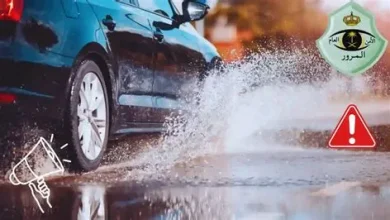 المرور السعودي يحذر من مخاطر الأمطار على القيادة ويوصي بزيادة المسافات بين المركبات