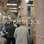 المسجد النبوي يستقطب أعداداً كبيرة من المصلين خلال صلاة التهجد في ليلة السابع والعشرين من رمضان