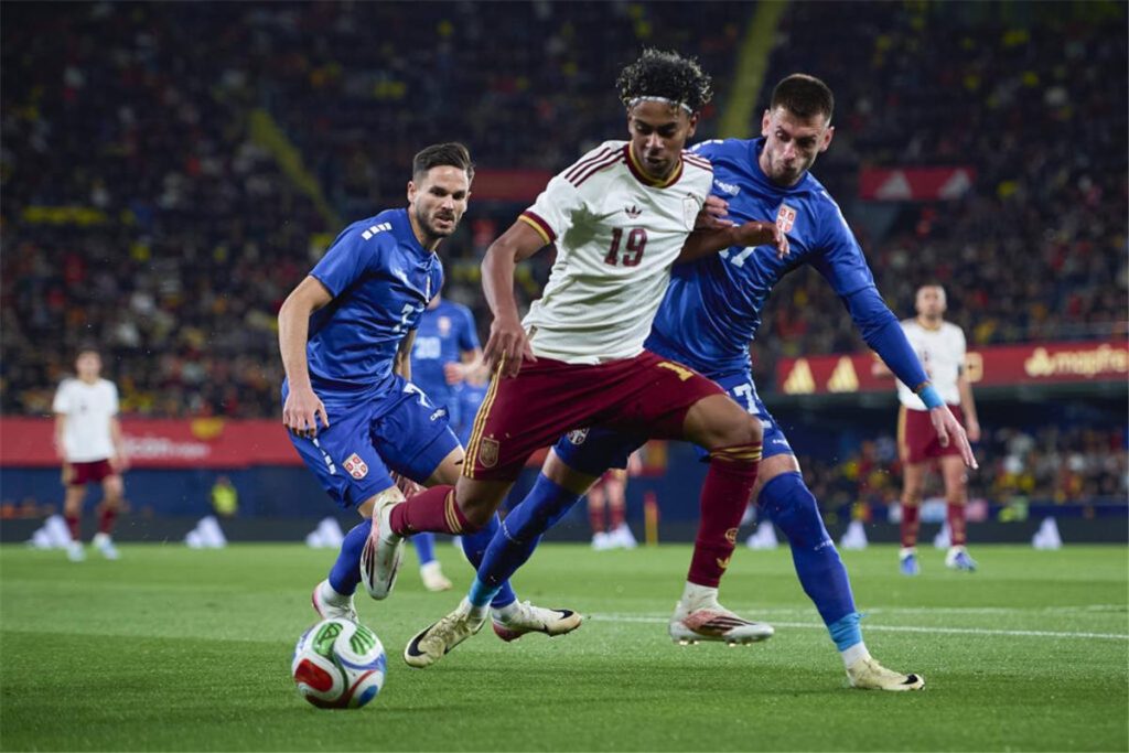 برشلونة يقدم طلباً رسمياً لإسبانيا بشأن لامين يامال قبل مواجهة مصر، إثر تألق رافينها