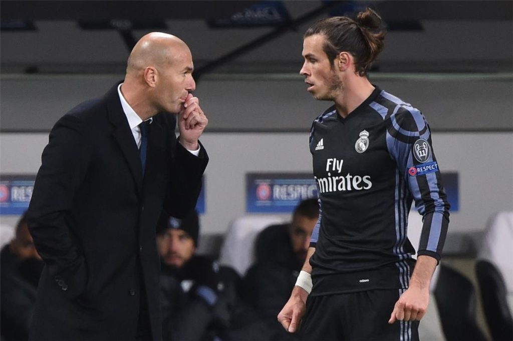 بيل يكشف عن مقارنة حصرية بين أنشيلوتي وزيدان ويستعرض أصعب تحدٍ faced له مع ريال مدريد