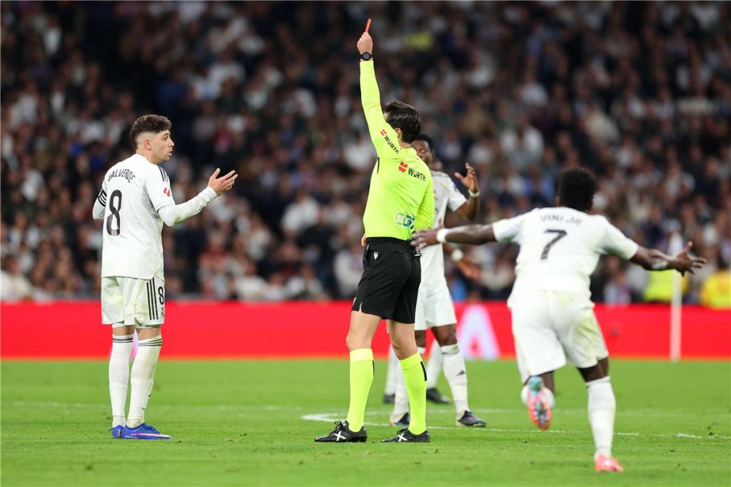 تحليل احترافي: خبير تحكيمي يقيّم قرار طرد فالفيردي في ديربي مدريد