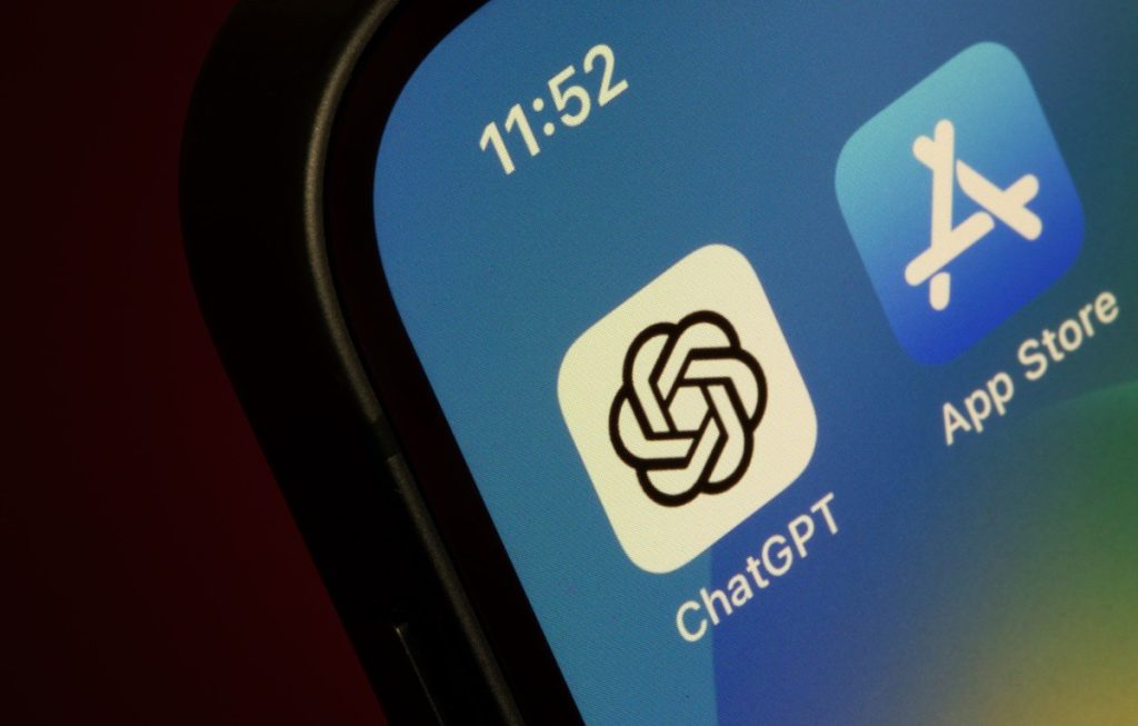 تطبيقات ChatGPT تواجه تحدياً جديداً أمام تطبيقات جوجل بلاي وآب ستور