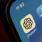 تطبيقات ChatGPT تواجه تحدياً جديداً أمام تطبيقات جوجل بلاي وآب ستور