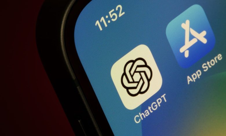 تطبيقات ChatGPT تواجه تحدياً جديداً أمام تطبيقات جوجل بلاي وآب ستور