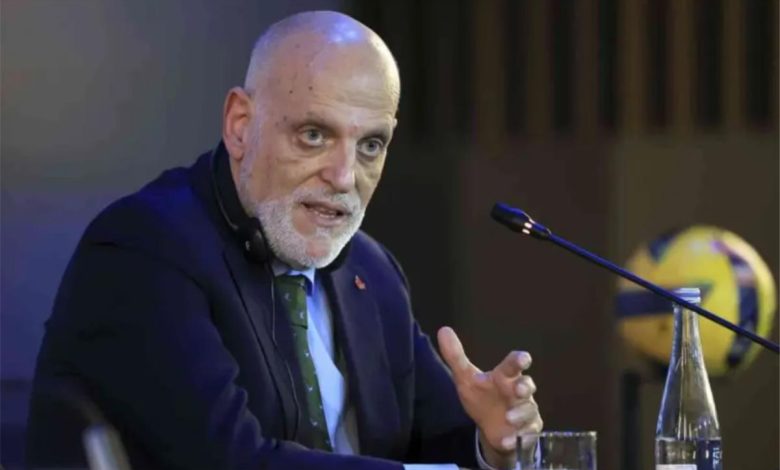 تيباس يوضح موقفه من تصريحات تشافي حول عودة ميسي إلى برشلونة