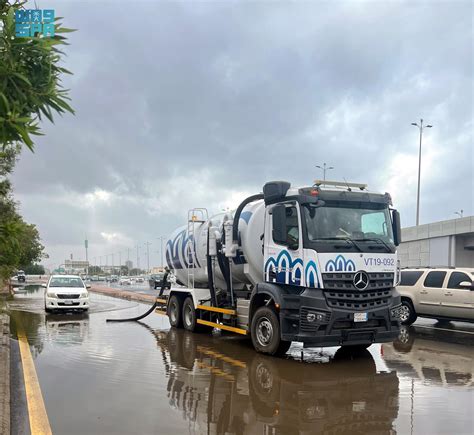 جدة تعلن عن تعزيز الفرق والآليات لمواجهة توقعات الأمطار المتوسطة