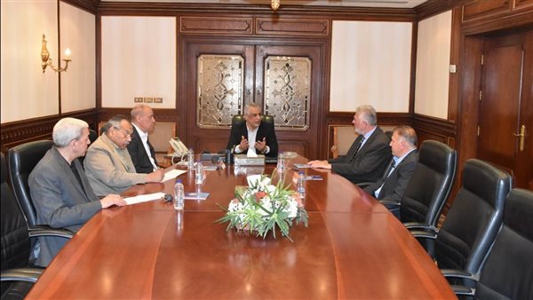 جمبلاط يعقد اجتماعات لمتابعة تقدم تصنيع الطلمبات الغاطسة والمحركات الكهربائية في شركات الإنتاج الحربي