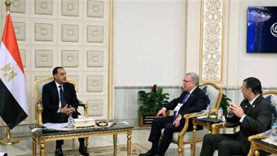 رئيس الوزراء يناقش فرص التعاون مع رئيس «شيفرون» العالمية للاستكشاف والإنتاج