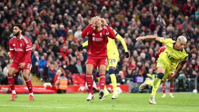 رئيس لجنة الحكام السابق: نجم ليفربول تجاوز خطر الطرد في مواجهة توتنهام