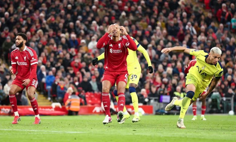 رئيس لجنة الحكام السابق: نجم ليفربول تجاوز خطر الطرد في مواجهة توتنهام