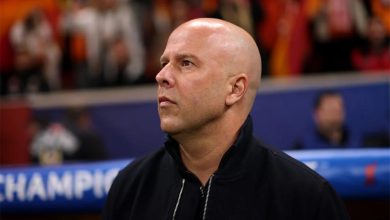 سلوت يعبر عن استيائه من لاعبي ليفربول بعد الخسارة أمام جالطة سراي: درس قاسٍ لنا