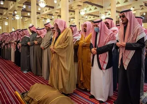 صلاة الميت على الأمير محمد بن بندر في جامع الإمام تركي بالرياض