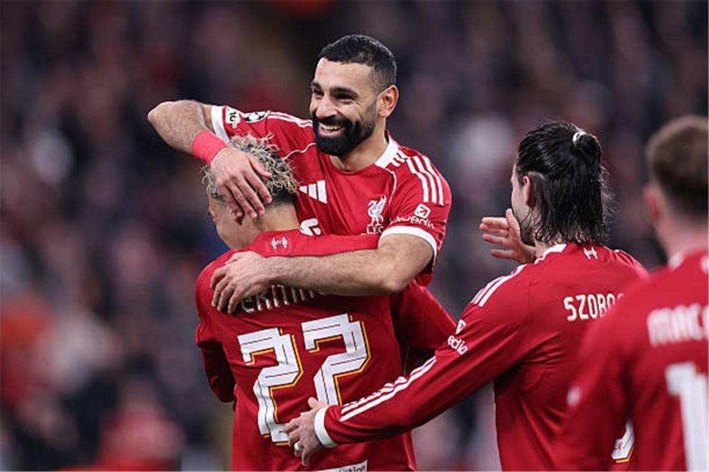 عائلة اللاعب المحتمل لتعويض محمد صلاح تتابع مباراة ليفربول وبرايتون من المدرجات