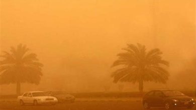 عاصفة ترابية تضرب بريدة وعنيزة وتعرقل حركة المرور والرؤية