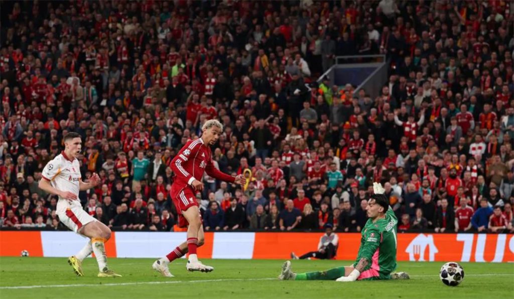 فيديو حصري: تمريرة سحرية من محمد صلاح تُثمر عن هدف ليفربول الثاني في شباك جالطة سراي