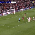 فيديو حصري: "محمد صلاح يفشل في تنفيذ ركلة جزاء مع ليفربول أمام جالطة سراي"