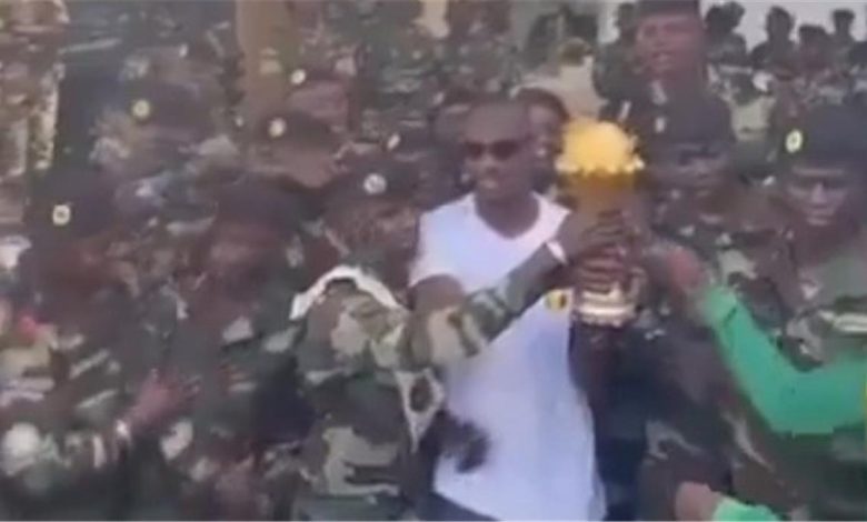 فيديو حصري: مدرب منتخب السنغال ينقل كأس أمم إفريقيا إلى قاعدة عسكرية