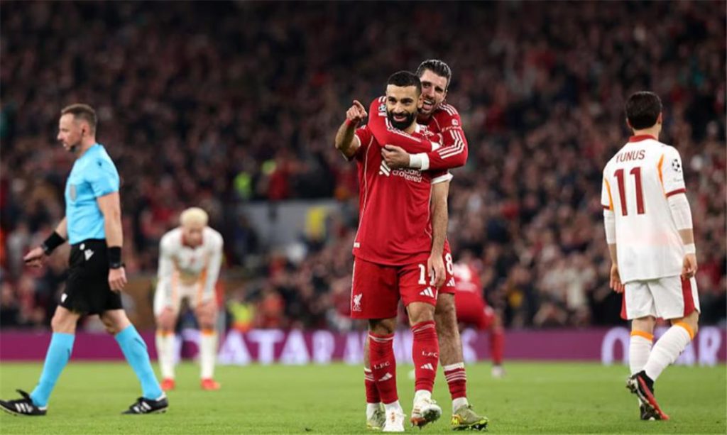 فيديو: محمد صلاح يطلب مغادرة مباراة ليفربول ضد جالطة سراي ويتجه إلى غرفة الملابس