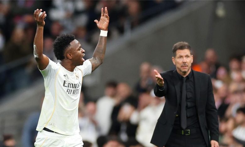 فينيسيوس يثير الجدل مع سيميوني في مباراة ريال مدريد وأتلتيكو مدريد بأسلوب مبتكر