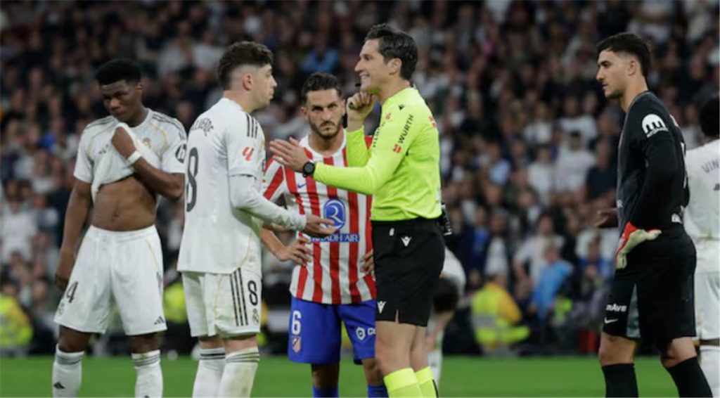 قناة ريال مدريد تنتقد حكم مباراة أتلتيكو مدريد: اتهامات بمحاولة الإضرار بالفريق بدلاً من الحفاظ على نزاهة الديربي