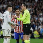 قناة ريال مدريد تنتقد حكم مباراة أتلتيكو مدريد: اتهامات بمحاولة الإضرار بالفريق بدلاً من الحفاظ على نزاهة الديربي