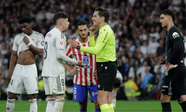 قناة ريال مدريد تنتقد حكم مباراة أتلتيكو مدريد: اتهامات بمحاولة الإضرار بالفريق بدلاً من الحفاظ على نزاهة الديربي