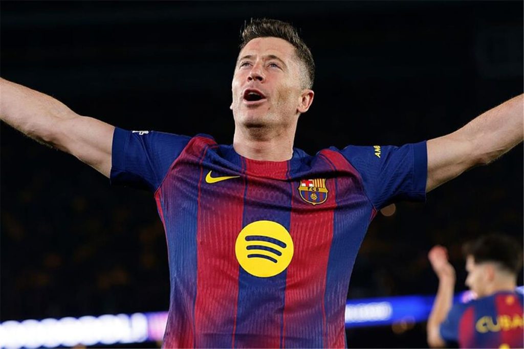 ليفاندوفسكي يتحدث عن مستقبله مع برشلونة ويكشف: لم أقرر بعد بشأن استمراري في اللعب الدولي