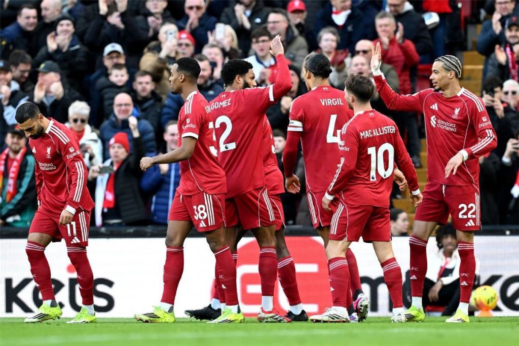 ليفربول يقترب من استعادة خدمات نجم سابق في صفوفه