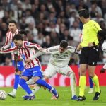 ماركا تكشف عن ردود أفعال لاعبي ريال مدريد تجاه طرد فالفيردي ووجهات نظرهم حول تحيز الحكم