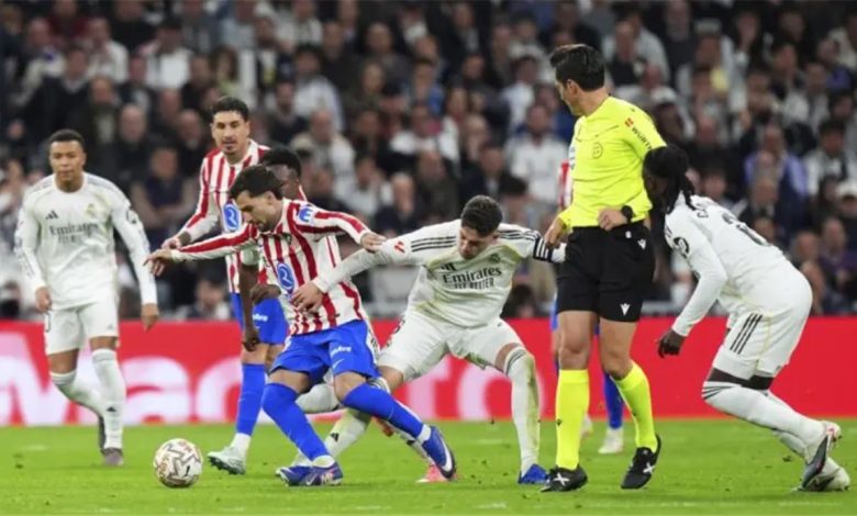 ماركا تكشف عن ردود أفعال لاعبي ريال مدريد تجاه طرد فالفيردي ووجهات نظرهم حول تحيز الحكم