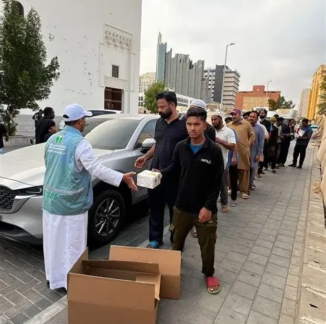 مبادرة تطوعية لتفطير الصائمين في مكة المكرمة احتفالاً بيوم العلم السعودي
